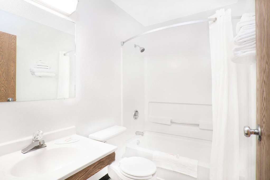 Super 8 by Wyndham Queensbury Glen Falls Lake George Area - photo 5