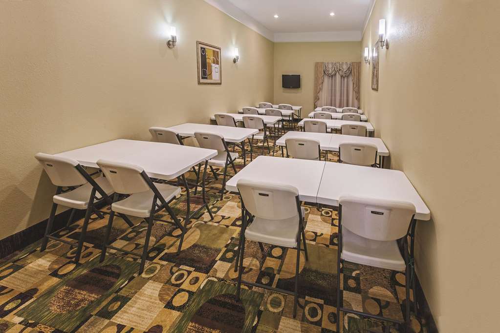 La Quinta Inn & Suites by Wyndham Livingston - photo 17
