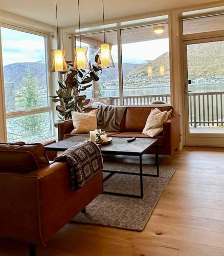Leilighet ved havet med utsikt over Tromsøysundet. — 4-Star Luxury Hotel in Tromso, Norway