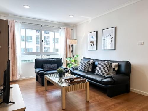 Upscale Expansive 2BR Ultra Fast Wifi Phrom Phong