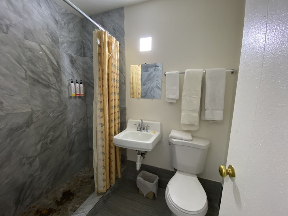 Lucky Cuss Motel - photo 32