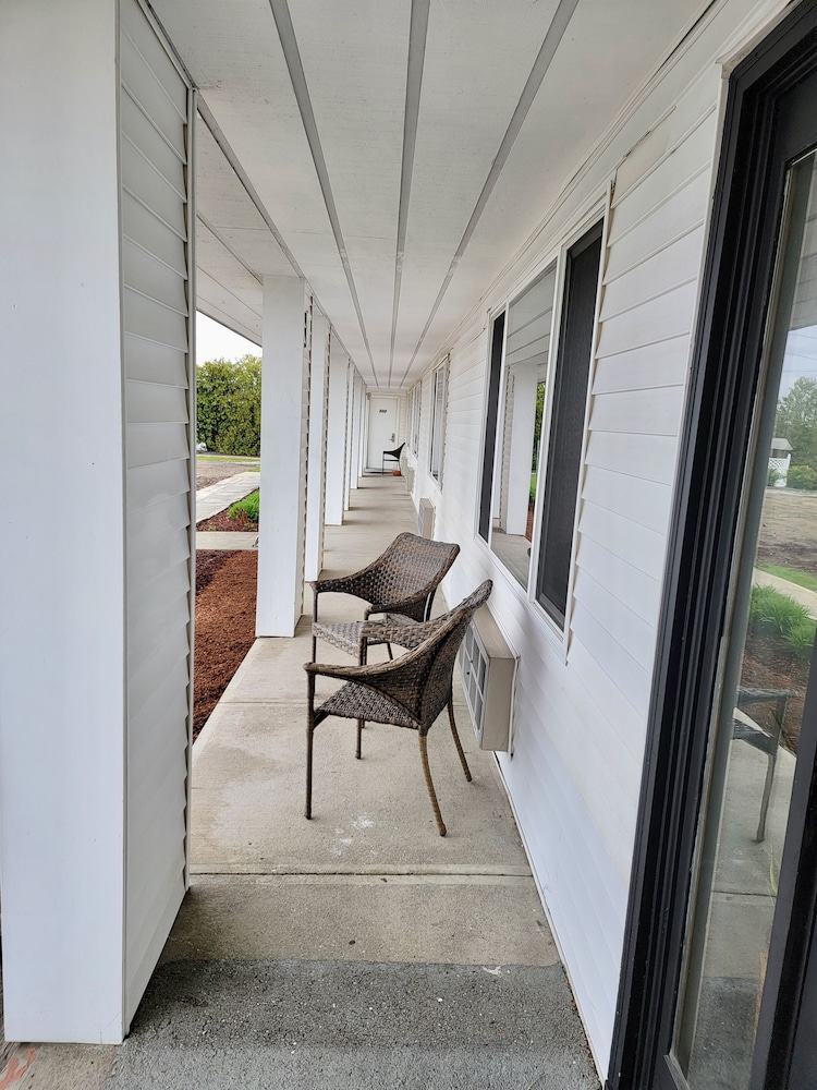 South Side Inn Burlington - photo 38