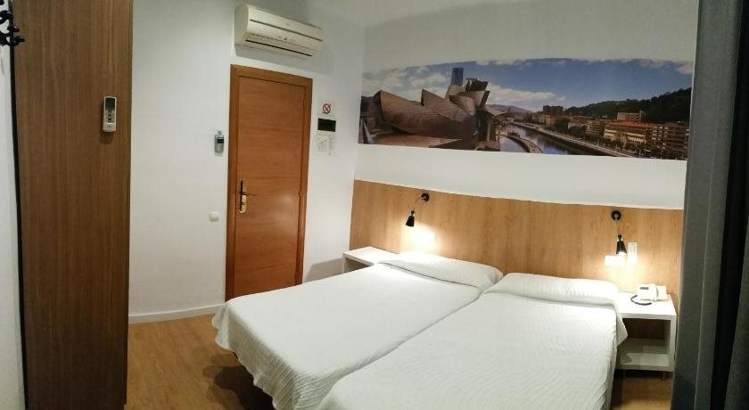 Hostal Restaurante Cornella — Cornella De Llobregat — photo 5