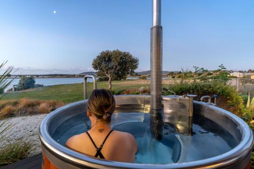 Stargazers Waterfront Hot tub Cottage Tasmania — 4-Star Luxury Hotel in Georgetown, Australia