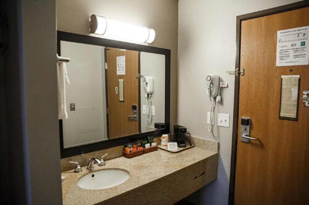 Quality Inn Burlington near Hwy 34 - photo 12