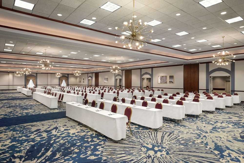 Embassy Suites by Hilton Cleveland Rockside - photo 35