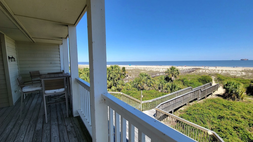 Sandcastle Beach Club Unit 4 by Tybee Vacation Rentals — 4-Star Luxury Hotel in Tybee Island, United States