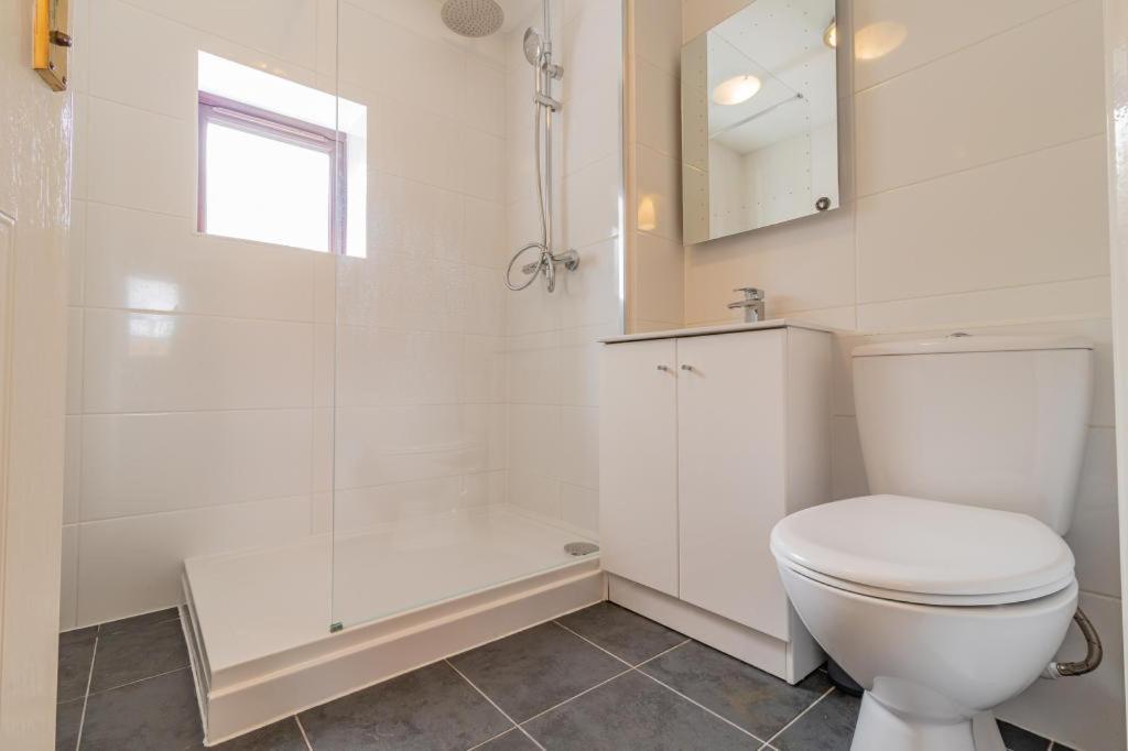 Riverview 1 Bed Apartment with Parking by Cozynest