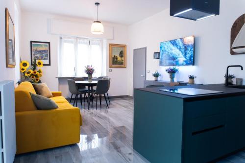 Lake Como 3 Min Walk From Beach Modern Flat for 5 Guests — 4-Star Luxury Hotel in Abbadia Lariana, Italy