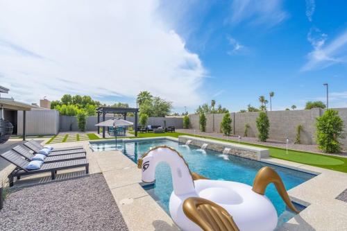 BackyardOasis FamilyRetreat Villa HeatedPool — 4-Star Luxury Hotel in Phoenix, United States