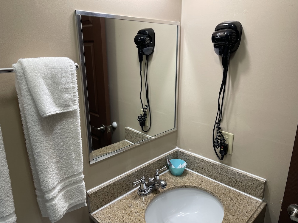Economy Inn And Suites Ashtabula - photo 40
