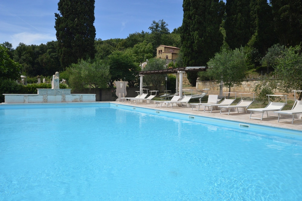 Villa Le Querciolaie — 4-Star Luxury Hotel in Monteverdi Marittimo, Italy