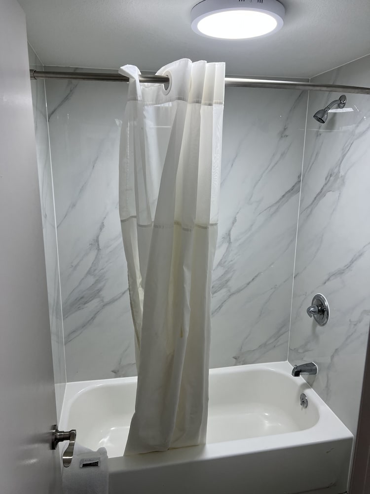 Econo Lodge Commerce - photo 42
