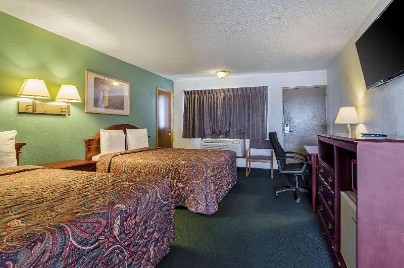 Econo Lodge Wakeeney - photo 20