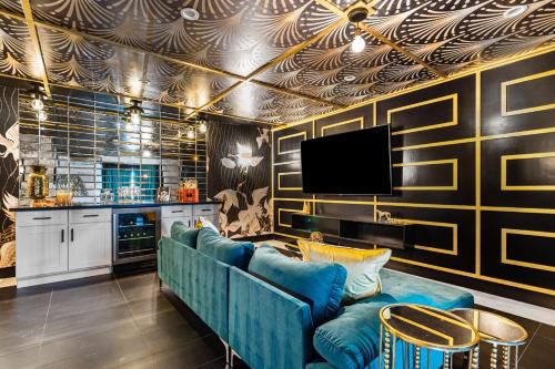 The Ritz Luxury Home with Pool & Speakeasy Bar — 4-Star Luxury Hotel in Palm Springs, United States