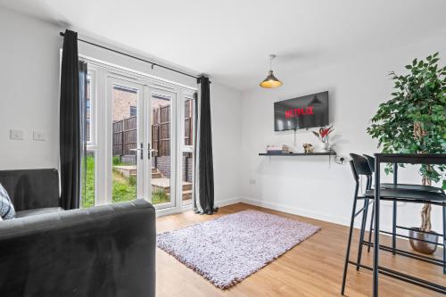 Lotus Haus Wellington Homes 4 BDR With Gated Parking — 4-Star Luxury Hotel in Birmingham, United Kingdom