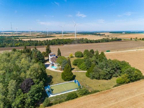 Crazy Villa Radar 89 Heated pool Multisports field 2h Paris 30p — 4-Star Luxury Hotel in Auxerre, France