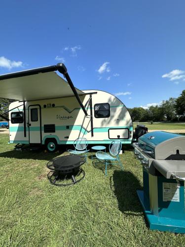 Blue Diamond RV at Diamond Glamping in Murfreesboro, United States