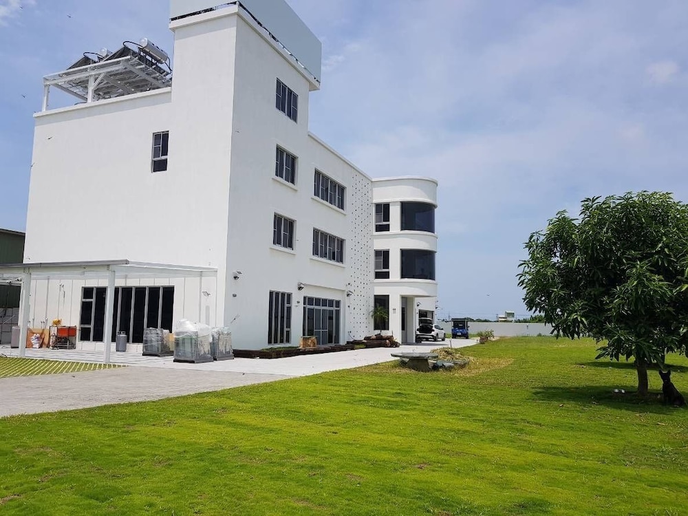 White Hunter - carbon neutral hotel in Tainan