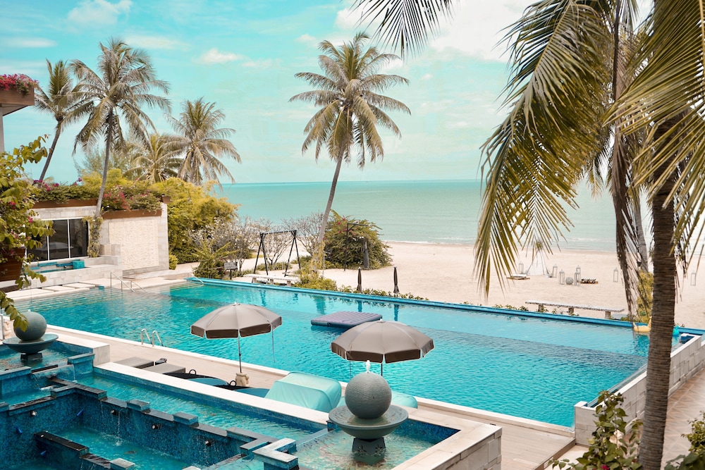 Dhevan Dara Beach Villa — 4-Star Luxury Hotel in Prachuap Khiri Khan, Thailand