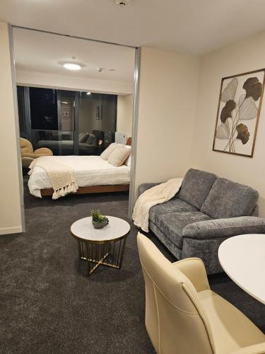 Cityscape Retreat Apartment with Pool and Gym — 4-Star Luxury Hotel in Auckland, New Zealand