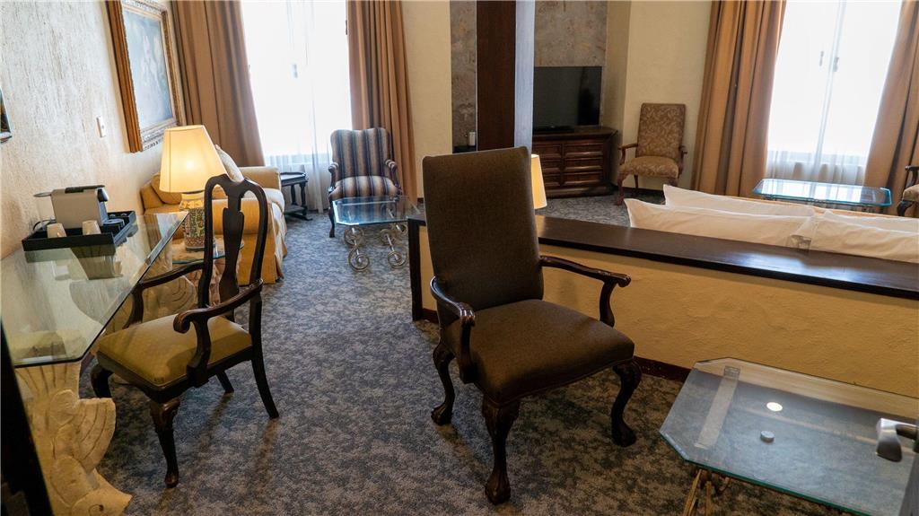 Governor Suite king