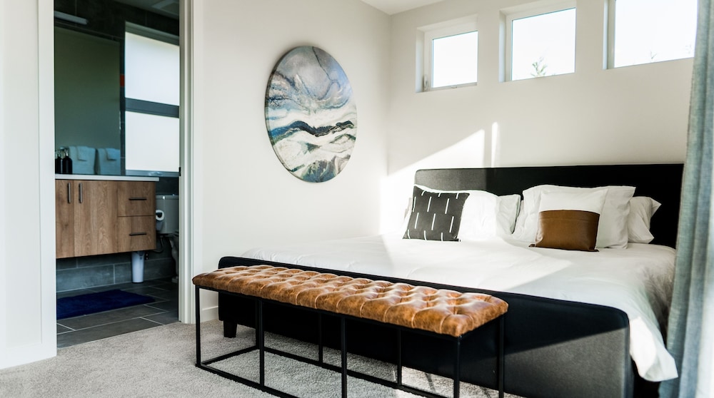 Sky Mark Lux 2 Seattle's Best Modern 3BD HomeTel - photo 5