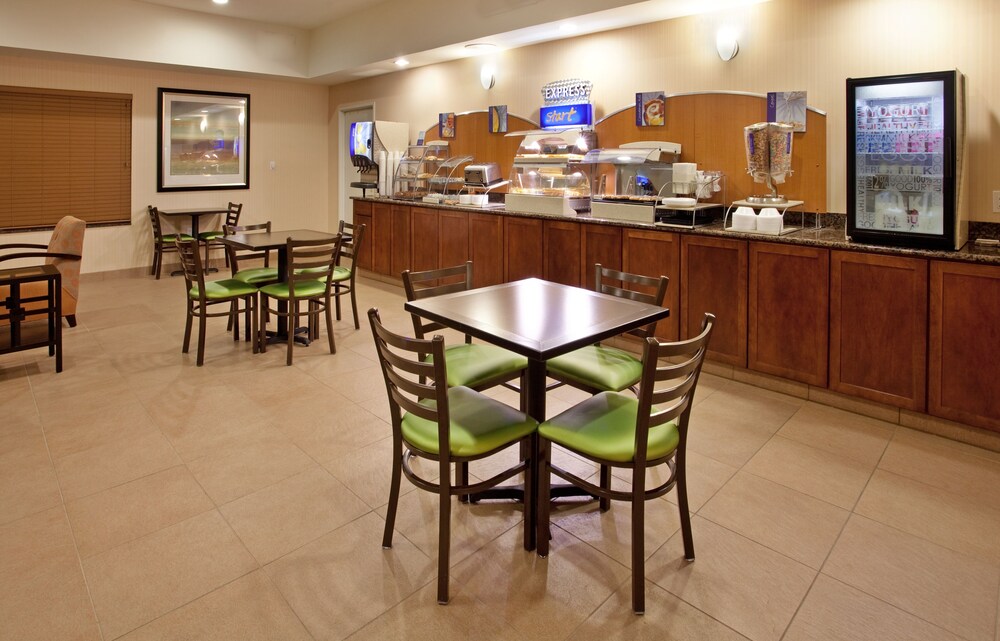 Holiday Inn Express & Suites Topeka North by IHG - photo 15