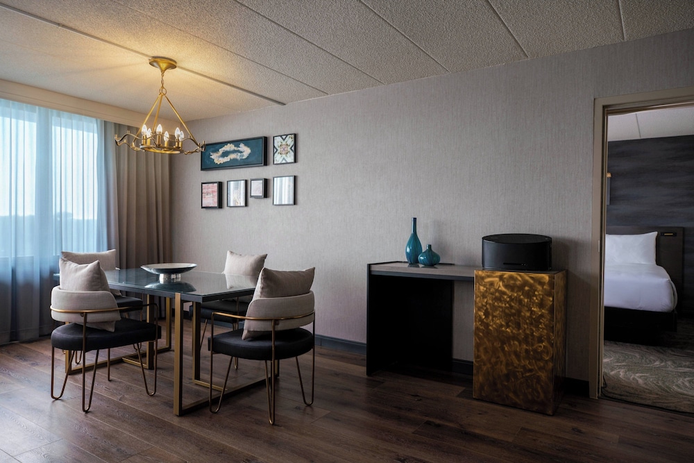 Renaissance Chicago North Shore Hotel - photo 20