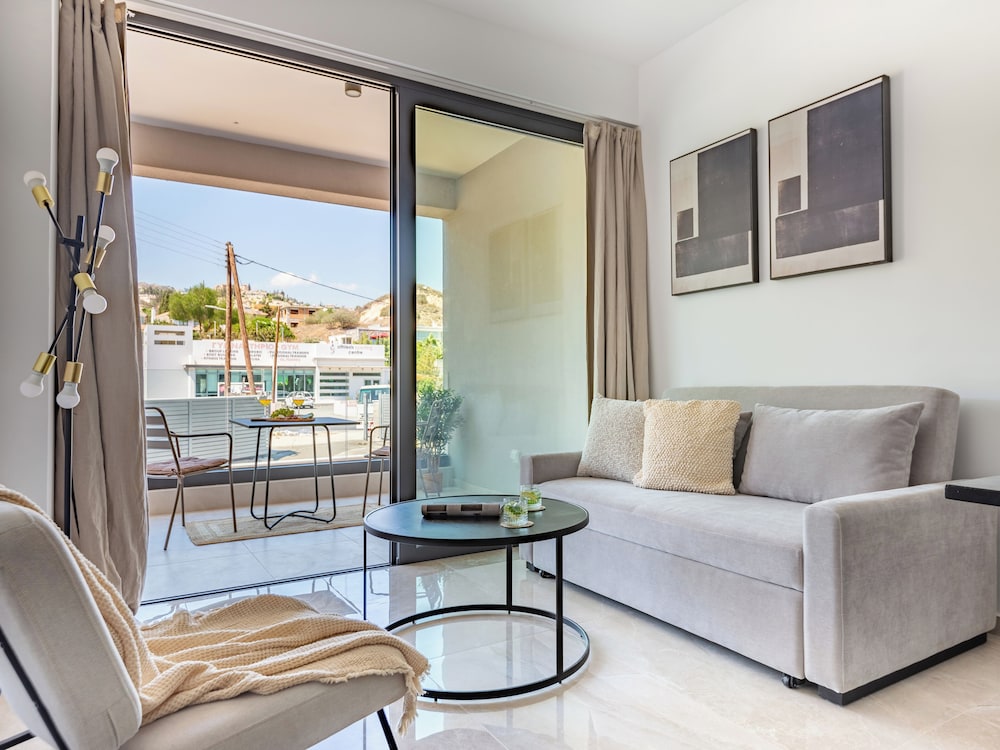 Sanders River Plaza Fine 1 Bedroom Apt With Balcony