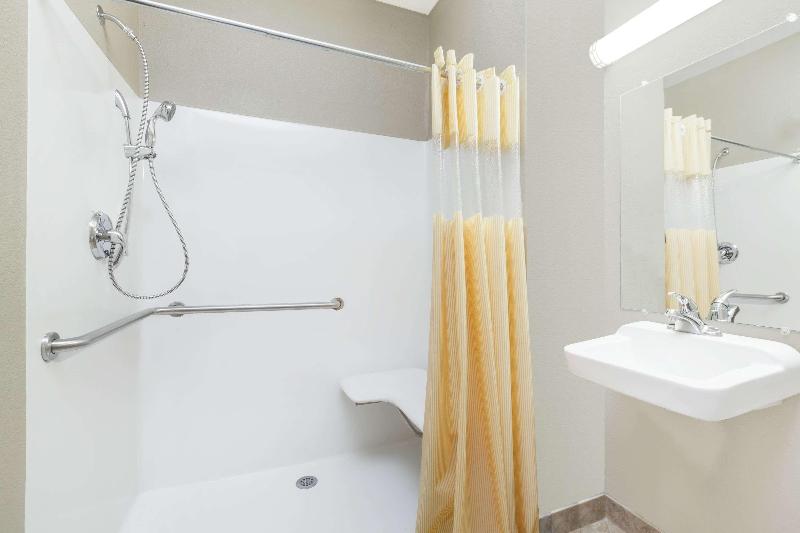 Days Inn & Suites by Wyndham Marquez - photo 3