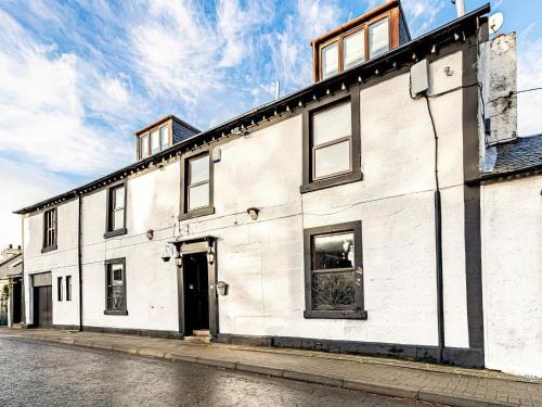 The Golden Crown — 4-Star Luxury Hotel in Mauchline, United Kingdom