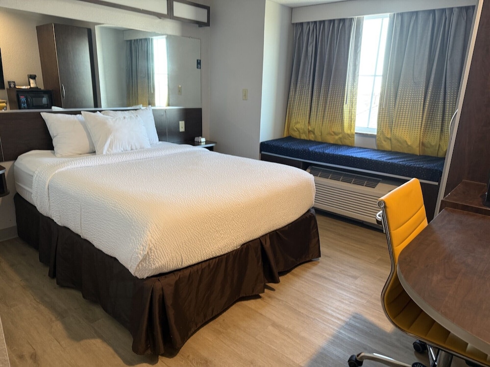 Microtel Inn & Suites by Wyndham Wheeling at Highlands - photo 5