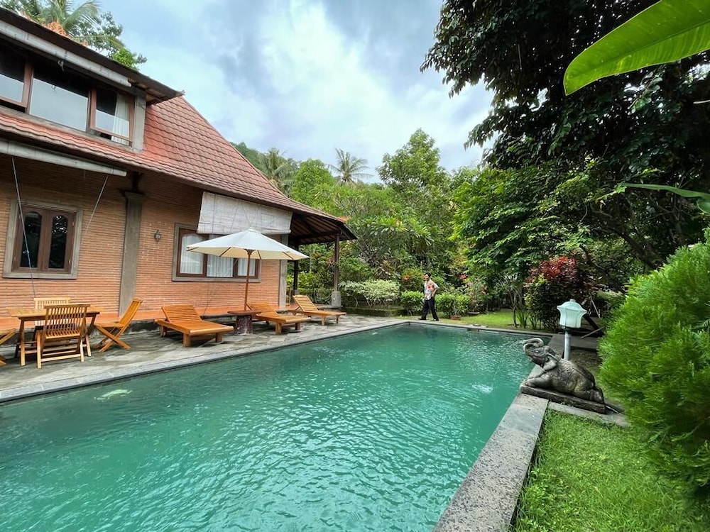 Villa Kamila Senggigi By Villaloka — 4-Star Luxury Hotel in Senggigi, Indonesia