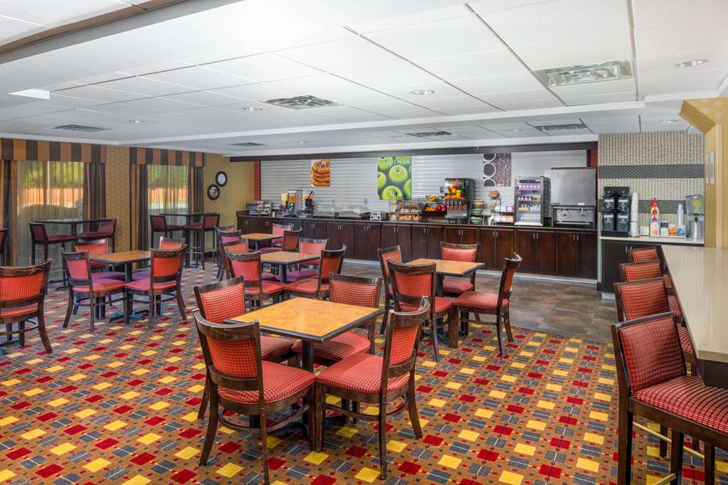 La Quinta Inn & Suites by Wyndham Warner Robins Robins AFB - photo 29