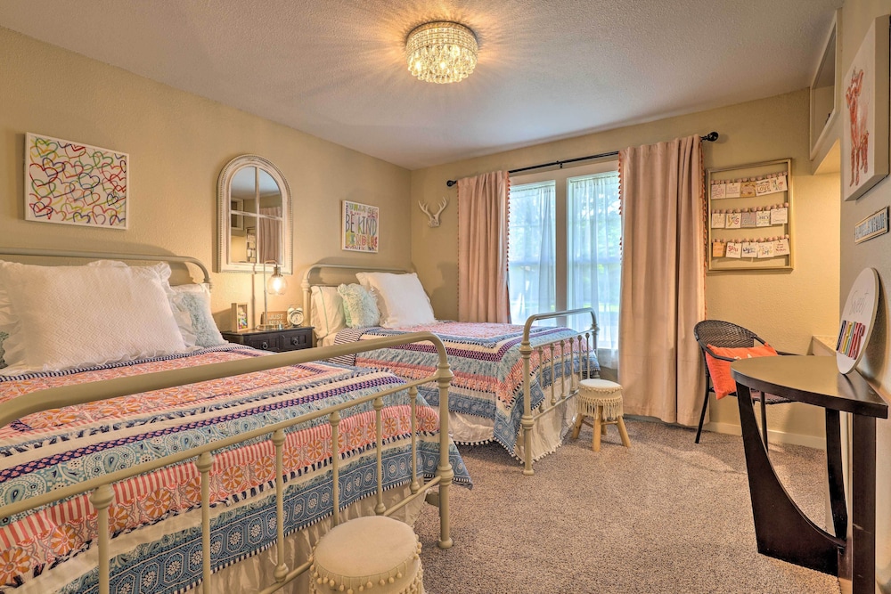 Cozy Retreat w Hot Tub & Fire Pit: Close to Main in Fredericksburg, United States