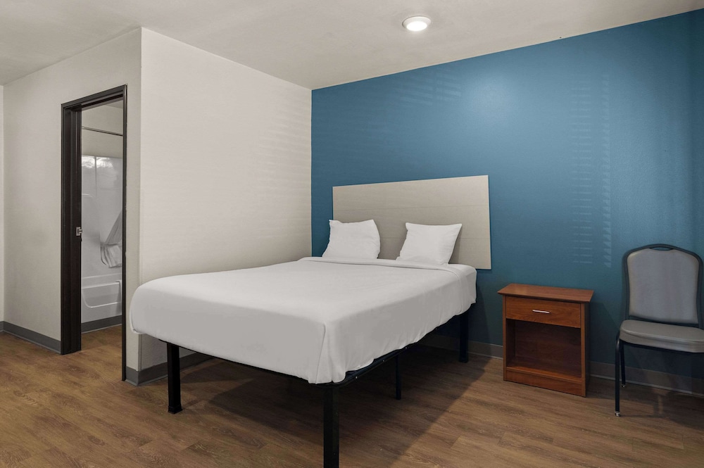 WoodSpring Suites Champaign near University - photo 12
