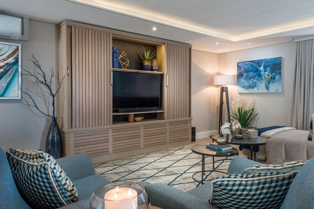 9 on Nautica Camps Bay