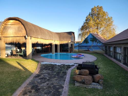 The Log Cabin Apartments Hotel — hotel in Standerton