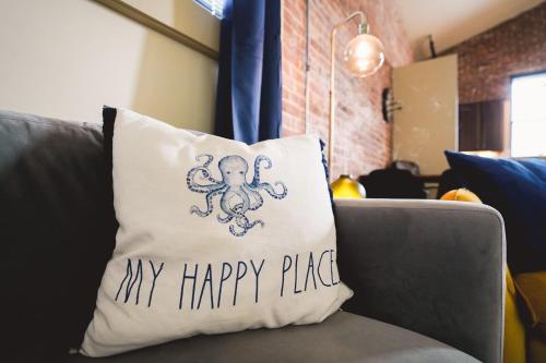 Industrial Escape 2bd 2bath — 4-Star Luxury Hotel in Lawrence, United States