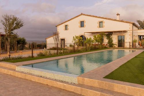 Can Bufi Espectacular Casa Con Piscina Interior — 4-Star Luxury Hotel in Llagostera, Spain