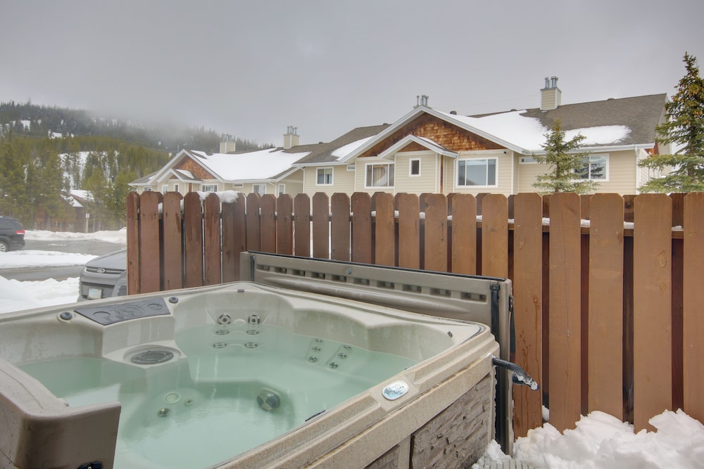 Condo in Cedar Creek w Shuttle to Big Sky Resort in Big Sky, United States
