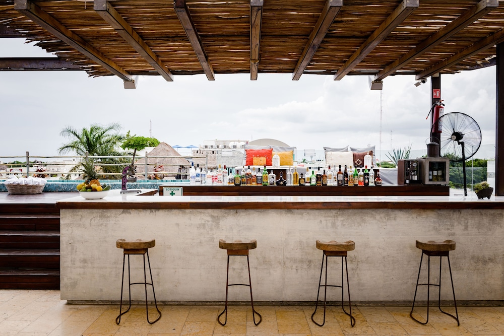 Poolside bar
