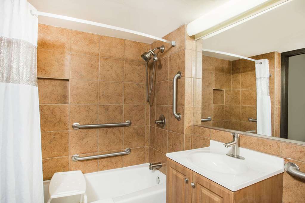 Ramada by Wyndham Des Moines Tropics Resort & Conference Ctr - photo 11