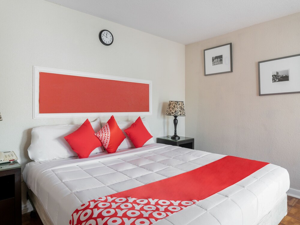 OYO Hotel Houston TX near Medical Center NRG Stadium - photo 10