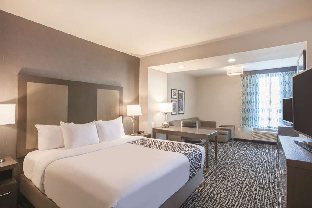 La Quinta Inn & Suites by Wyndham San Marcos Outlet Mall - photo 20