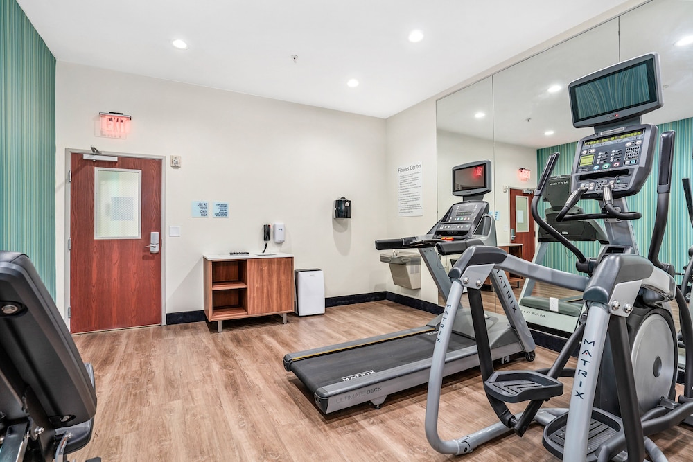 Holiday Inn Express Suites Van Buren Ft Smith Area by IHG - photo 52
