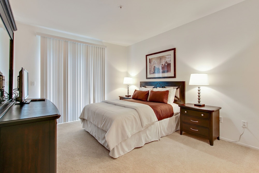 Global Luxury Suites at The Village - photo 5