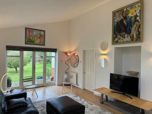 Weybridge Garden Cottage 20678299 — Weybridge