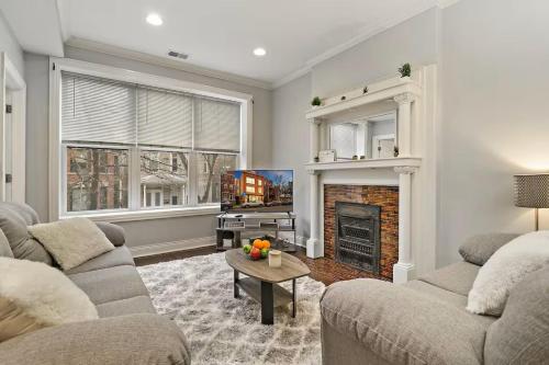 Modern 6BR House Steps to Wrigleyville — 4-Star Luxury Hotel in Chicago, United States